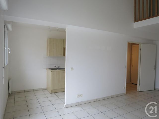 Appartement Duplex à louer - 3 pièces - 62.1 m2 - LIEUSAINT - 77 - ILE-DE-FRANCE - Century 21 Concept Immobilier